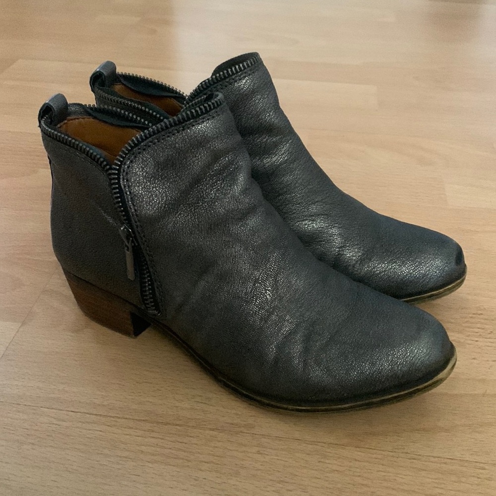 Lucky pull on ankle booties with zippers 7.5